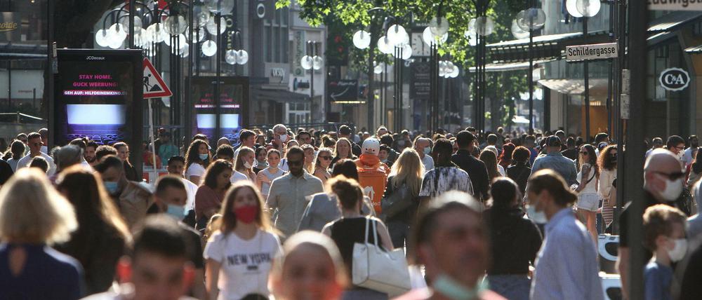 Die Schildergasse in der Innenstadt von Köln ist wieder gut besucht.