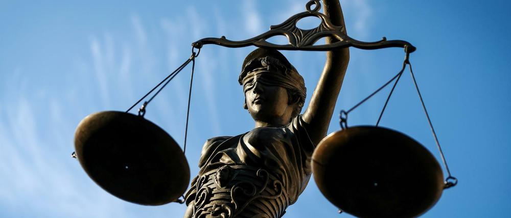 Eine Statue der Justitia, Göttin der Gerechtigkeit. Oder schon Göttin des Volkszorns?