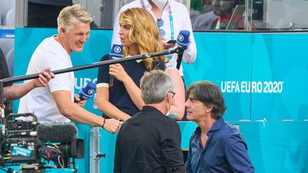 Gleich kommt der Jogi: Bastian Schweinsteiger und Jessy Wellmer erwarten in der ARD-Box zum Gespräch.