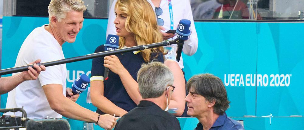 Gleich kommt der Jogi: Bastian Schweinsteiger und Jessy Wellmer erwarten in der ARD-Box zum Gespräch.