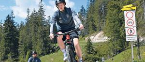 Nur nicht zu viel anstrengen: Selbst Fußballnationalspieler wie Marcel Halstenberg (vorn) und Jonas Hofmann fahren elektrisch über die Hügel rund um Seefeld, wo sich die Mannschaft auf die Europameisterschaft vorbereitet hat.
