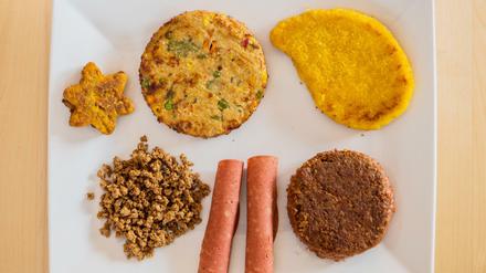 Verschiedene vegane und vegetarische Fleischersatzprodukte.