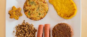 Verschiedene vegane und vegetarische Fleischersatzprodukte.