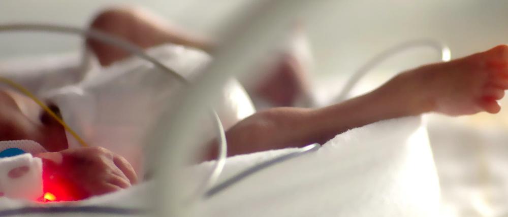 Ein Frühchen liegt in einem Klinikum in Berlin. (Symbolbild)