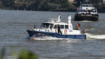 Einsatzkräfte der Feuerwehr und der Polizei intensivieren mittels Tauchern, Hubschraubern und Rettungsbooten die Suche.