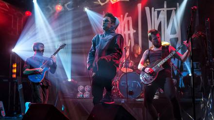 Die Band Kora Winter im Winter 2016 im Nuke Club. Der Laden ist für Konzerte von Rock-, Metal-, Gothic- und Punk-Bands bekannt.