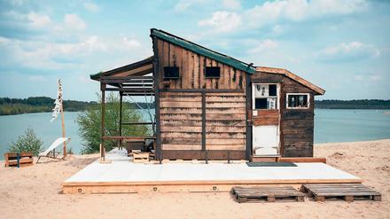 Mit „Discuvry“ reagierten Yukihiro Taguchi und Chiara Ciccarello vor Jahren auf den Berliner Immobilienmarkt. Nun steht ihre Hütte im Ruhrpott am Silbersee II.