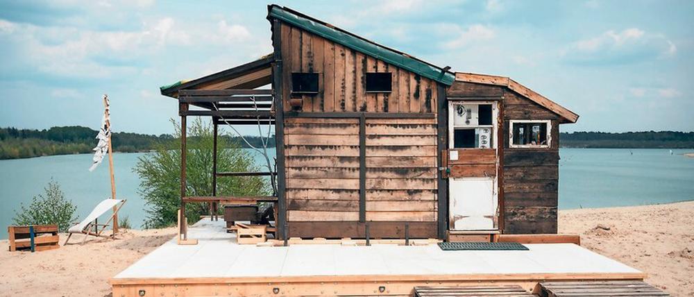 Mit „Discuvry“ reagierten Yukihiro Taguchi und Chiara Ciccarello vor Jahren auf den Berliner Immobilienmarkt. Nun steht ihre Hütte im Ruhrpott am Silbersee II.