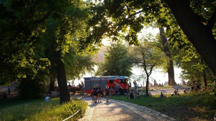 Unglück im Idyll. Im Weißen See in Berlin starb am Donnerstagabend ein 25-jähriger Mann.