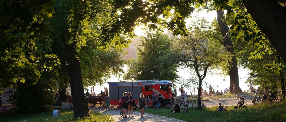 Unglück im Idyll. Im Weißen See in Berlin starb am Donnerstagabend ein 25-jähriger Mann.