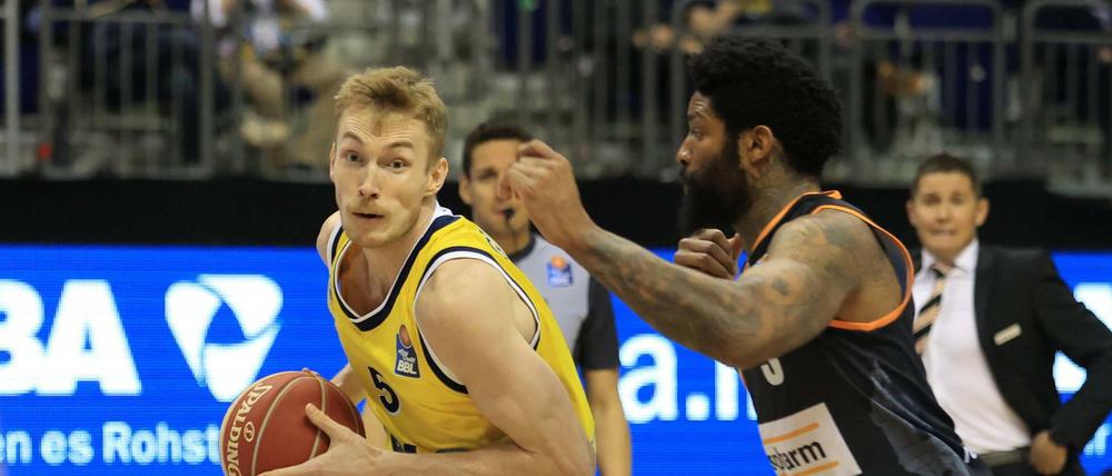 Niels Giffey (links) wird bei Alba sehr große Fußstapfen hinterlassen.