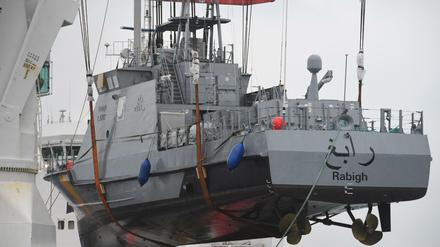 Lukrative Geschäfte. Ein Küstenschutzboot für Saudi-Arabien wird im Hafen von Mukran bei Sassnitz in Mecklenburg-Vorpommern auf ein Transportschiff verladen (2017). 