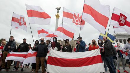 Solidarität aus der Diaspora. Belarussen im ukrainischen Kiew halten historische belarussische Fahnen bei einem regierungskritischen Protest zur Unterstützung des oppositionellen Bloggers und Aktivisten Roman Protassewitsch hoch.