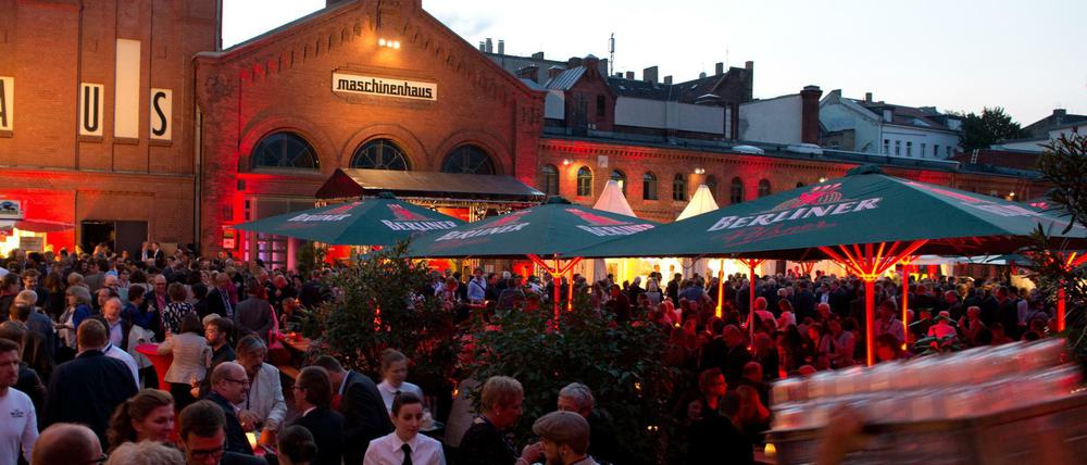 Vor der Pandemie: Zahlreiche Gäste feiern bei einem Fest der SPD-Zeitung "Vorwärts" im Hof der Kulturbrauerei.