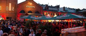 Vor der Pandemie: Zahlreiche Gäste feiern bei einem Fest der SPD-Zeitung "Vorwärts" im Hof der Kulturbrauerei.