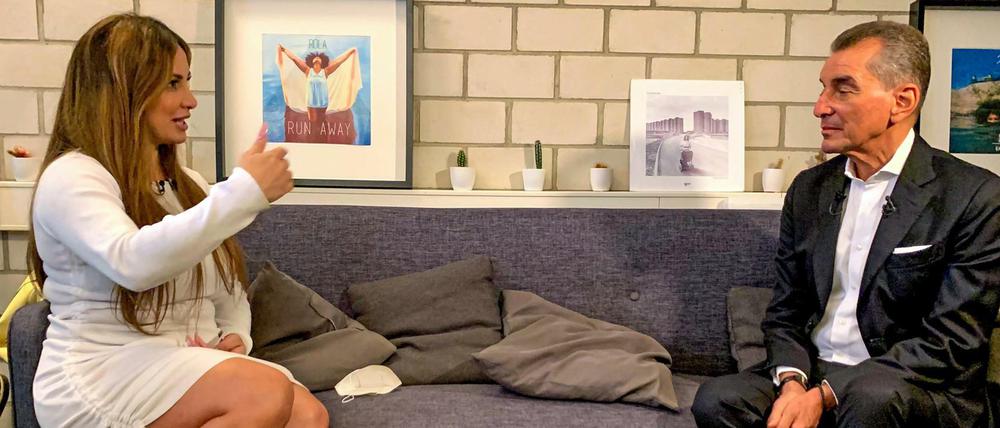Enissa Amani diskutiert mit Michel Friedman