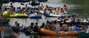 Auf dem Landwehrkanal wird zahlreichen Schlauchbooten die Teilnahme an der Demo verwehrt.