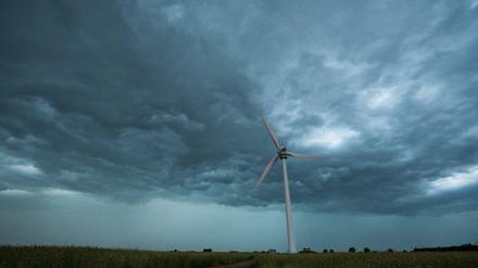 In Niedersachsen gewittere es schon am Sonntagmorgen. Die Unwetter ziehen am spätestens ab Sonntagabend über das ganze Land hinweg.
