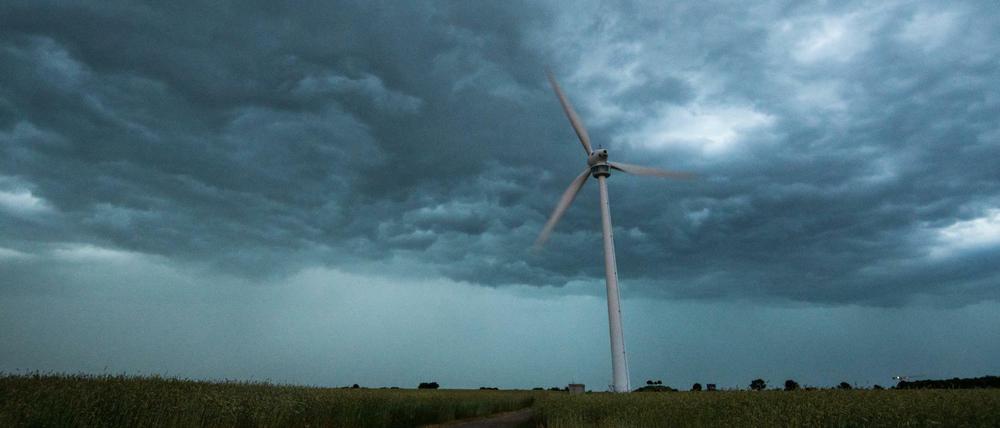 In Niedersachsen gewittere es schon am Sonntagmorgen. Die Unwetter ziehen am spätestens ab Sonntagabend über das ganze Land hinweg.