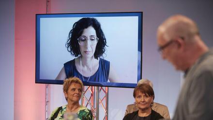 Nava Ebrahimi bei der Preisverleihung am Sonntag in Klagenfurt, zugeschaltet von zuhause. Vorn rechts verliest Juror Klaus Kastberger die Laudatio.
