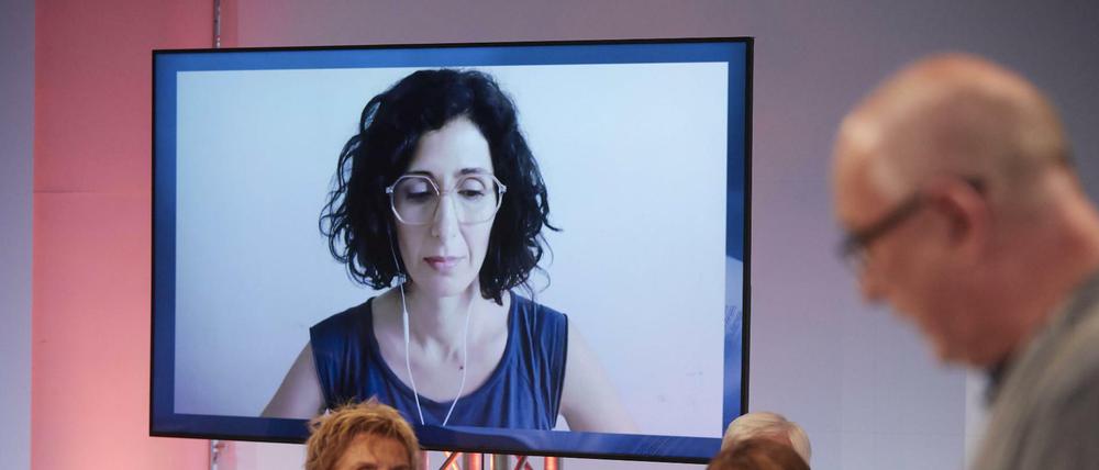 Nava Ebrahimi bei der Preisverleihung am Sonntag in Klagenfurt, zugeschaltet von zuhause. Vorn rechts verliest Juror Klaus Kastberger die Laudatio.