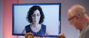 Nava Ebrahimi bei der Preisverleihung am Sonntag in Klagenfurt, zugeschaltet von zuhause. Vorn rechts verliest Juror Klaus Kastberger die Laudatio.