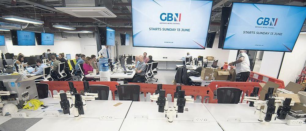Konservativ-populistische Antwort auf die BBC. Der linksliberale „Guardian“ sagt dem Sender GB News bereits den Tod binnen eines Jahres voraus. Die konservative „Mail“ spottet, die Programme würden „wohl mit einer Mobiltelefon-Kamera gefilmt“. 