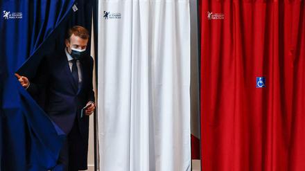 Frankreichs Präsident Emmanuel Macron bei seiner Stimmabgabe am Sonntag