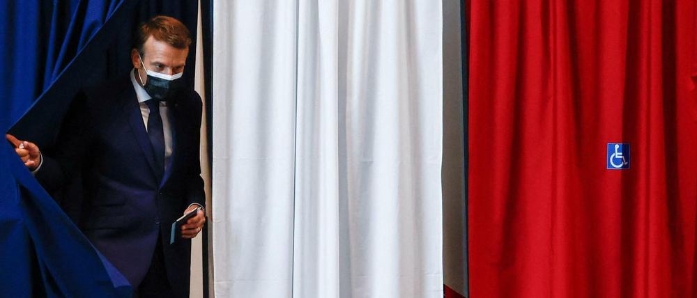 Frankreichs Präsident Emmanuel Macron bei seiner Stimmabgabe am Sonntag