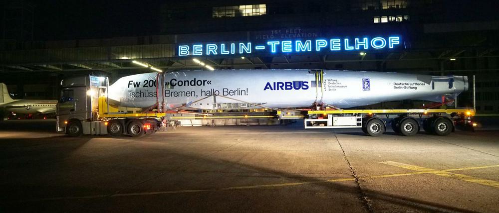 Die Focke-Wulf Fw 200 Condor erreicht in Einzelteile zerlegt den Hangar 7 in Tempelhof.
