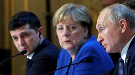 Russlands Präsident Wladimir Putin (r.) erwägt das Angebot von Bundeskanzlerin Angela Merkel anzunehmen, der ukrainische Präsident Wolodymyr Selenskyj beäugt das kritisch.