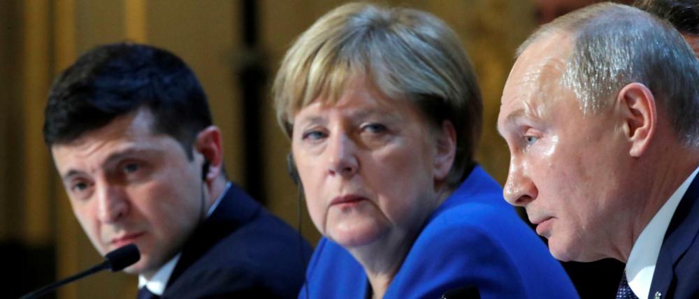 Russlands Präsident Wladimir Putin (r.) erwägt das Angebot von Bundeskanzlerin Angela Merkel anzunehmen, der ukrainische Präsident Wolodymyr Selenskyj beäugt das kritisch.