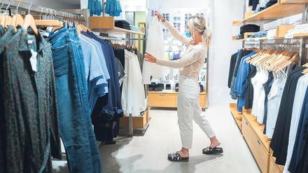 Das geht nur im Geschäft. Bei der Sensorik hat der stationäre Handel klare Vorteile gegenüber dem Online-Shopping. 