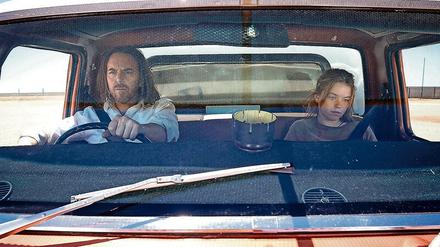 Der nervt! Die nervt! Die Stimmung könnte besser sein zwischen Lucky (Tim Minchin) und Meg (Milly Alcock), immerhin liegen 3000 Kilometer Fahrt vor ihnen. Foto: Lingo Pictures