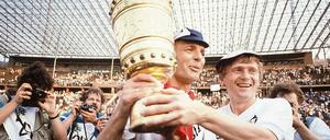 Sein Tor, sein Tag. Lajos Détári (rechts) mit Karl-Heinz Körbel nach dem Triumph mit Eintracht Frankfurt. Détári hatte im Finale 1988 das entscheidende 1:0 gegen den VfL Bochum erzielt.