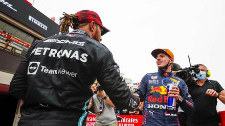 Sieger Max Verstappen wird nach dem Rennen von Lewis Hamilton beglückwünscht.