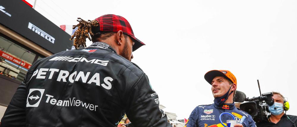 Sieger Max Verstappen wird nach dem Rennen von Lewis Hamilton beglückwünscht.