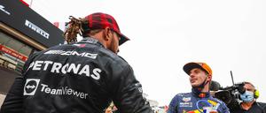 Sieger Max Verstappen wird nach dem Rennen von Lewis Hamilton beglückwünscht.