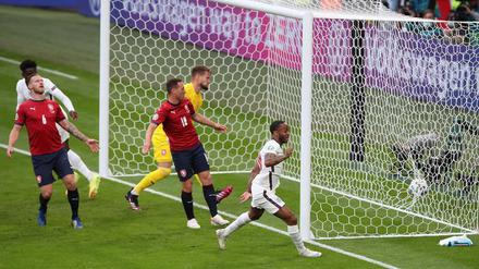 Drin. Raheem Sterling köpft das 1:0 für England.