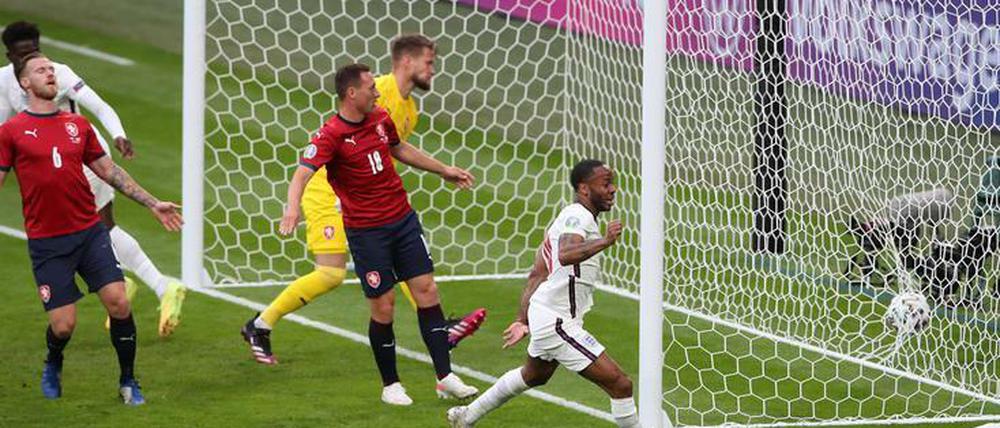 Drin. Raheem Sterling köpft das 1:0 für England.