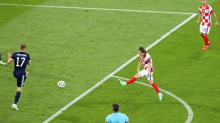 Mit rechts außen nach links oben. Das 2:1 von Luka Modric.