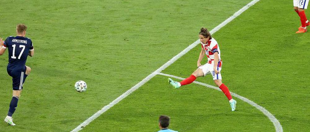 Mit rechts außen nach links oben. Das 2:1 von Luka Modric.