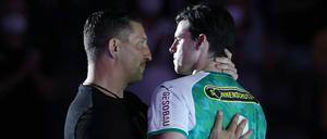 Füchse-Sportdirektor Stefan Kretzschmar verabschiedete Spielmacher Simon Ernst.