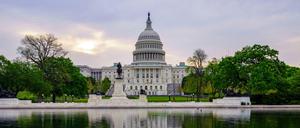 Die Sonne geht über dem US-Kapitol auf.