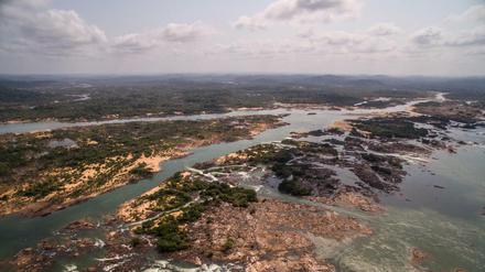 Das größte Laufwasserkraftwerk der Welt lässt diese Flusslandschaft des Xingu langsam austrocknen.