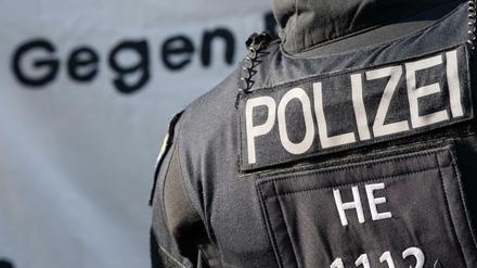 Ein Polizist bei einer Demonstration in Frankfurt am Main.