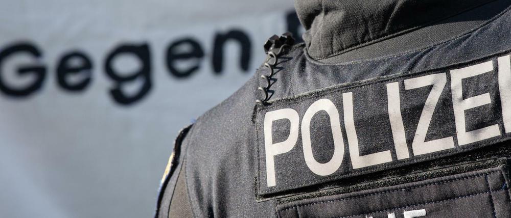 Ein Polizist bei einer Demonstration in Frankfurt am Main.