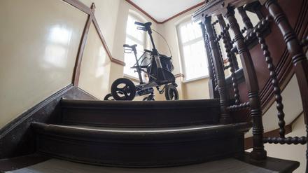 Rollator steht in einem Treppenflur in Berlin.