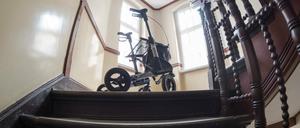 Ein Rollator steht in einem Treppenflur (Symbolbild).