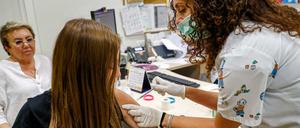 Eine Israelin lässt sich in Tel Aviv impfen.